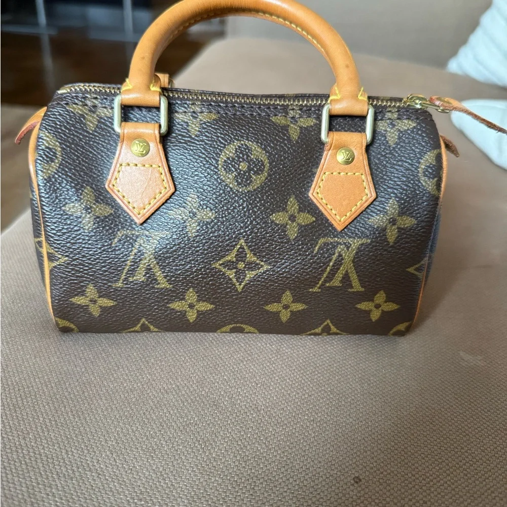 Louis Vuitton Mini Monogram Speedy Bag - Picture 4 of 9